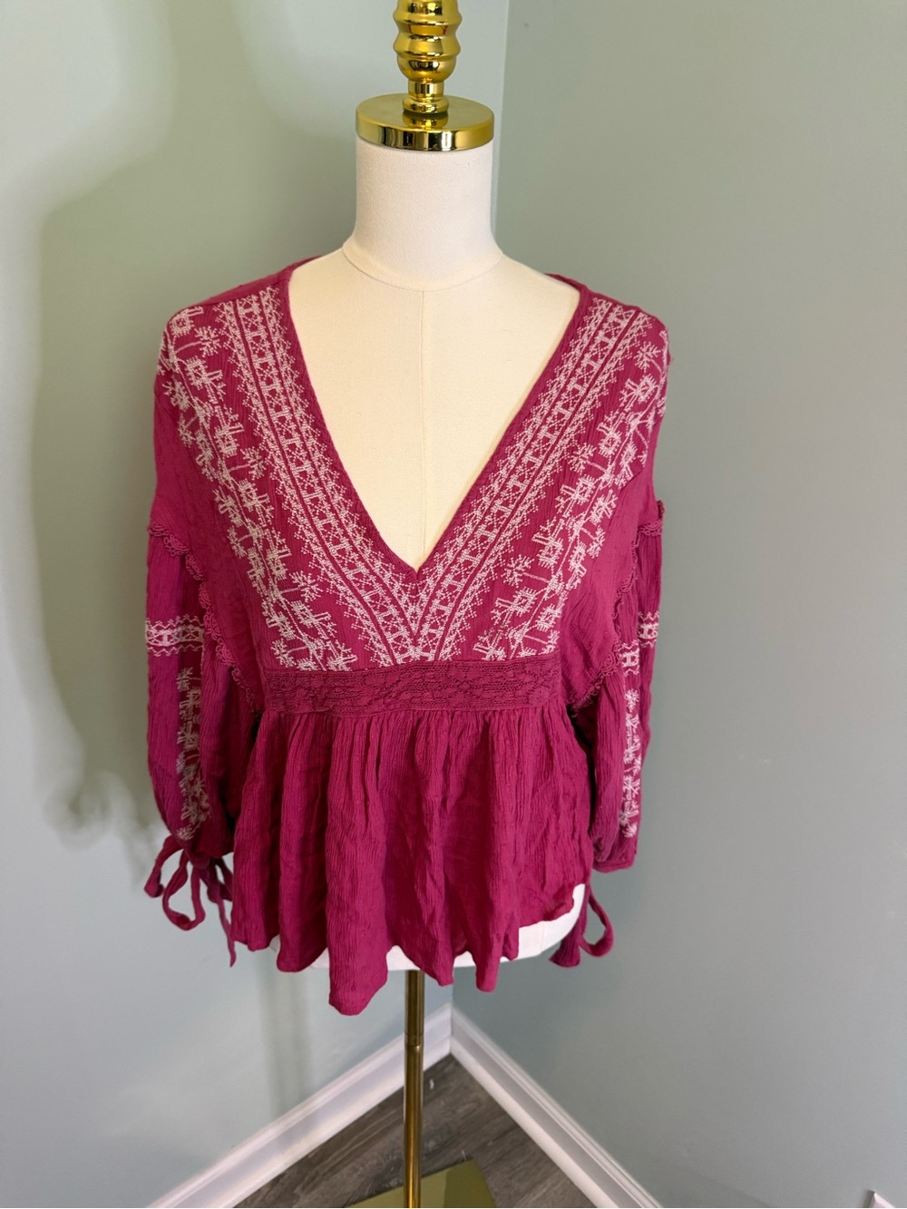 American Eagle Pink Embroidered Peasant Boho Top V-Neck Balloon Sleeve M - Picture 2 of 8